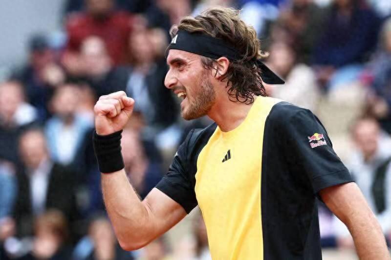 包含世界网球队翻盘法国网球队，西西帕斯完成帽子戏法的词条