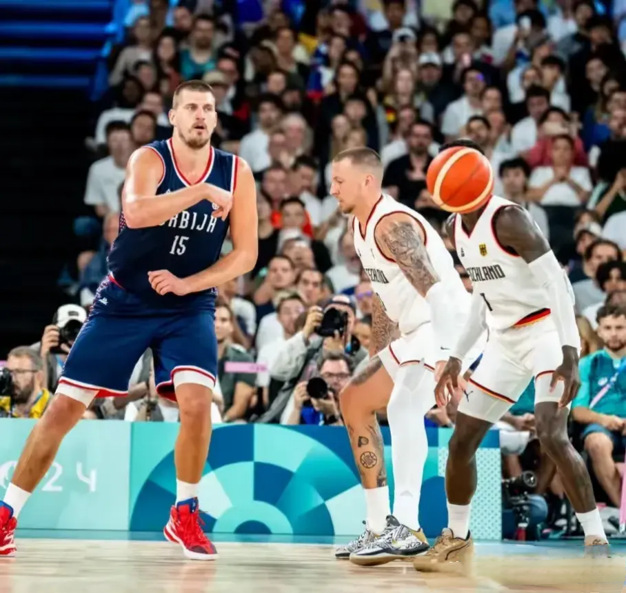 塞尔维亚男篮险胜爵士，米切尔关键制胜