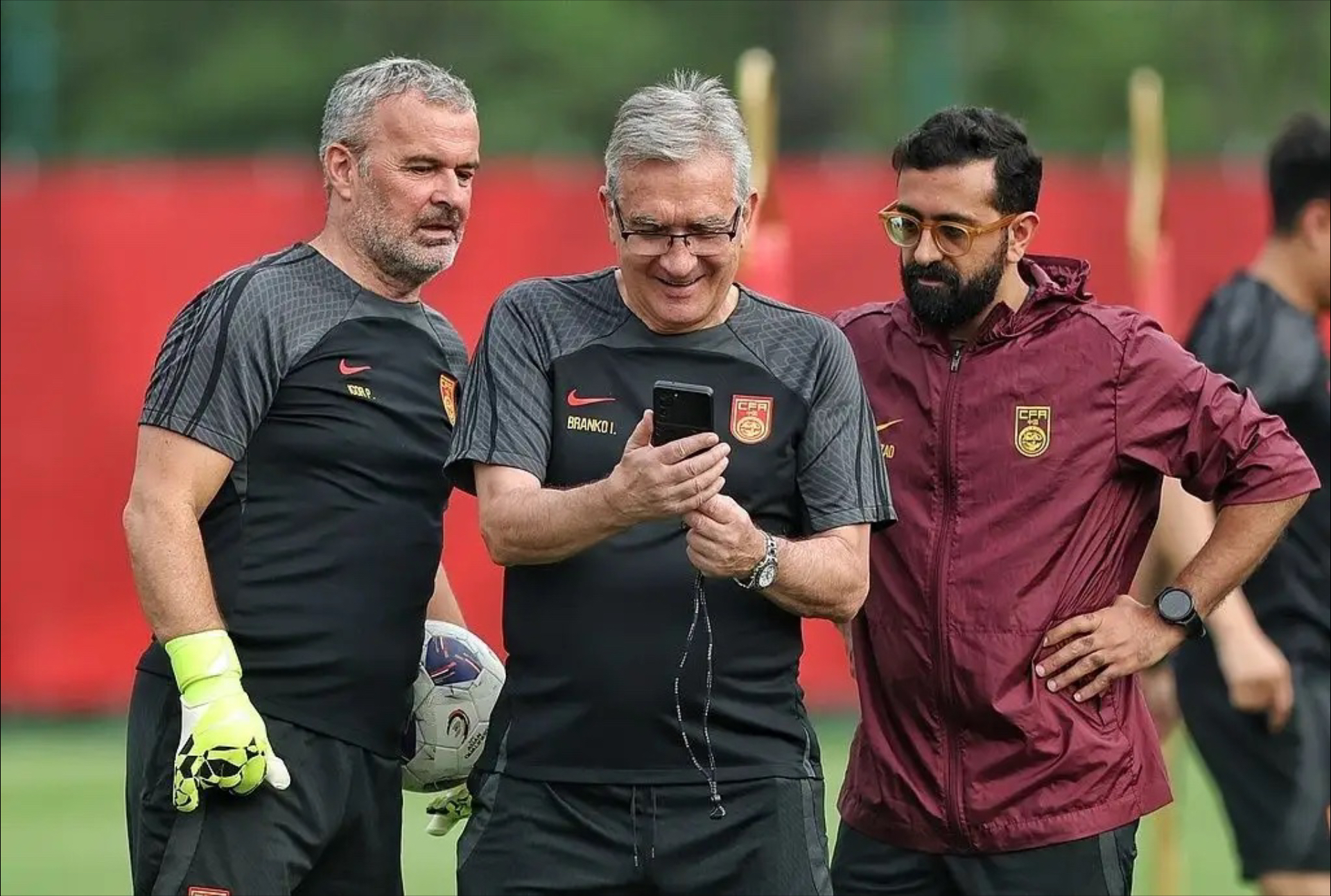 我国球员登陆外国联赛，引起外界关注