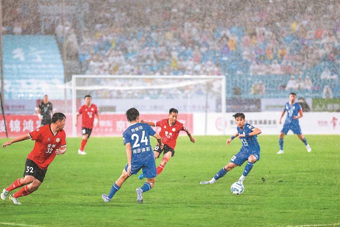 包含南京城开启足球盛宴，球场上演百般较量的词条