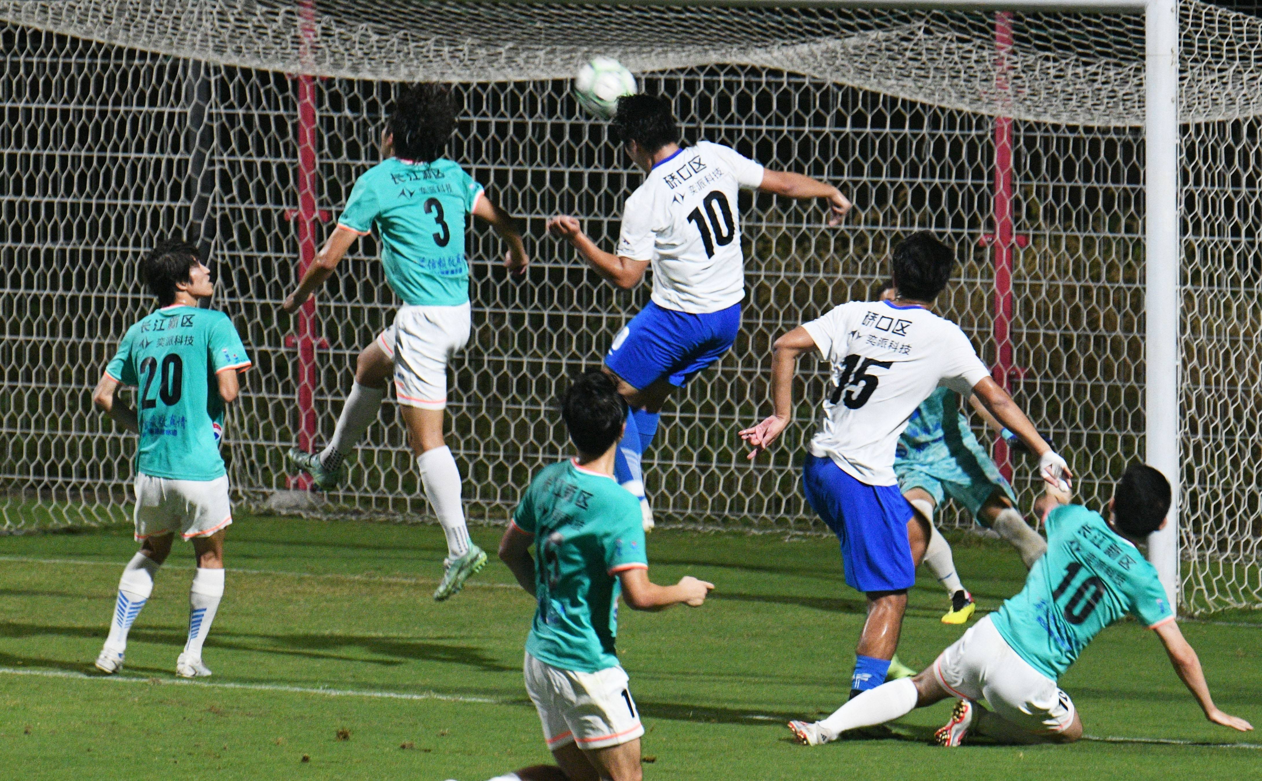 包含南京城开启足球盛宴，球场上演百般较量的词条