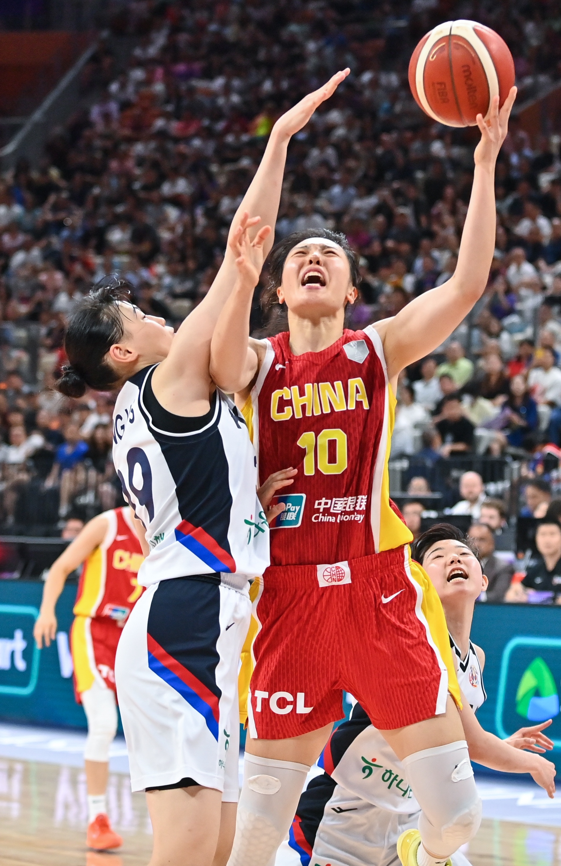 亚洲篮球新星引领球队走向胜利