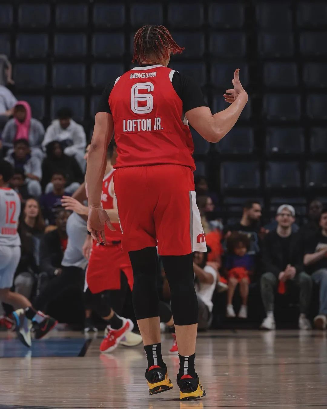 关于基里巴提篮球赛季初签下内线重要角色的信息