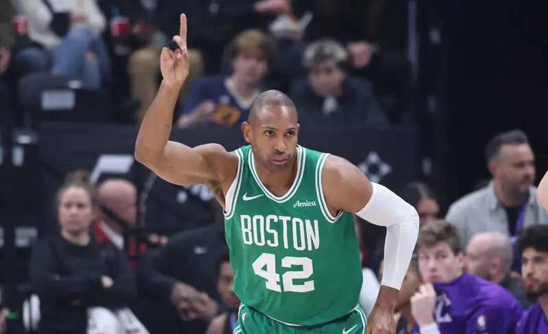 关于基里巴提篮球赛季初签下内线重要角色的信息