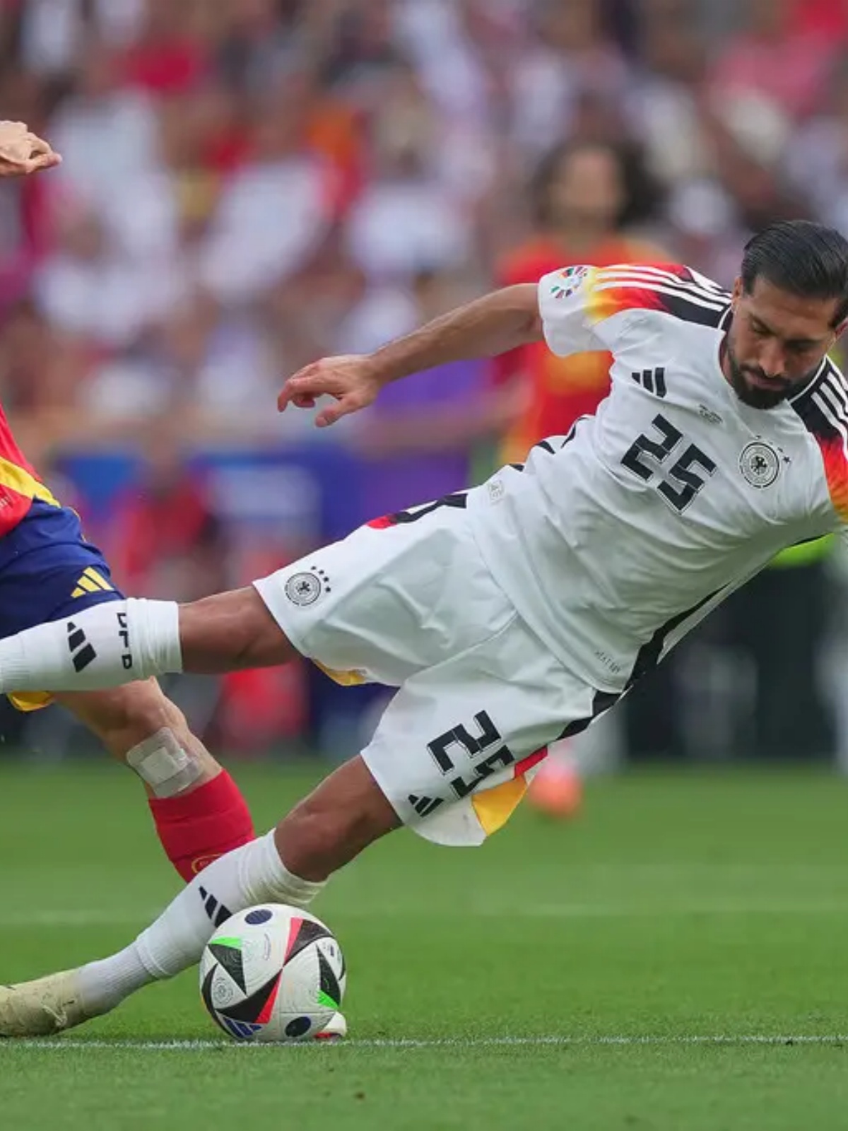 西班牙队训练中加强战术攻防配合