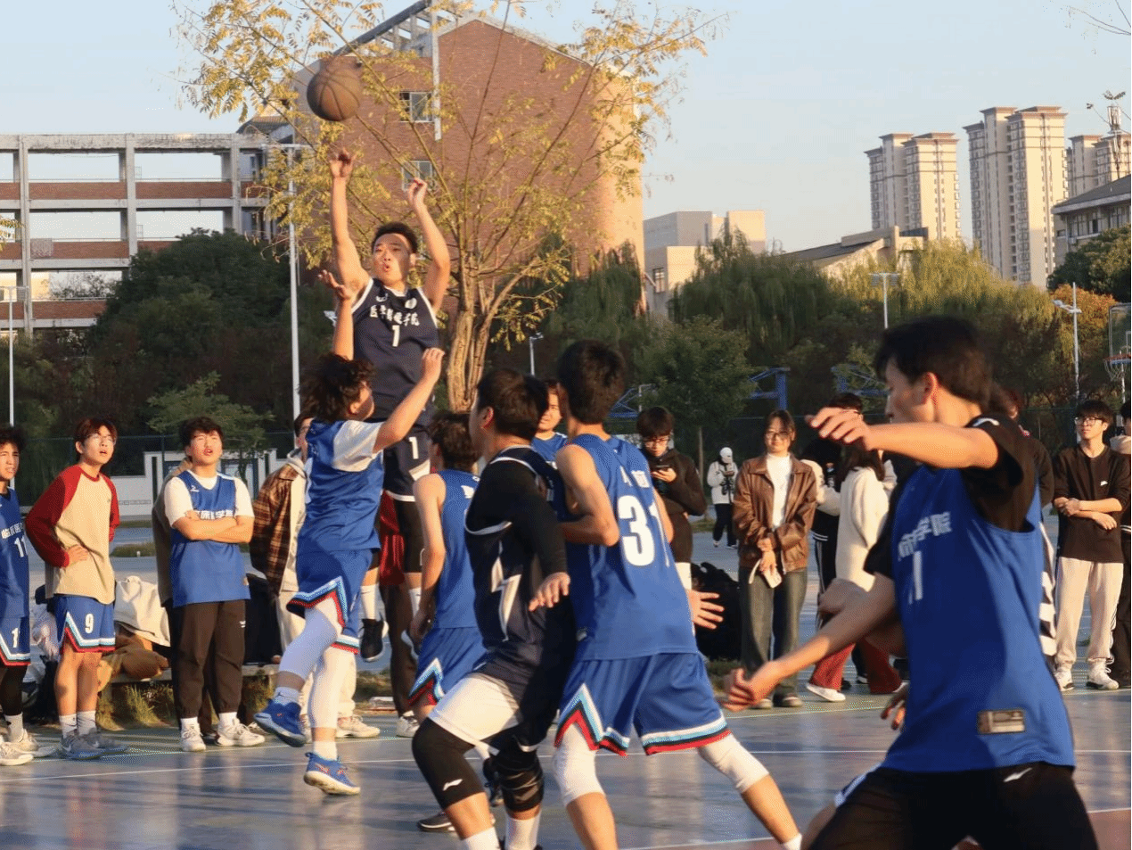 高校篮球赛开赛在即，吸引众多观众