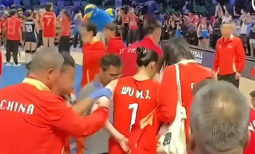 选手意外受伤，比赛现场一片紧张