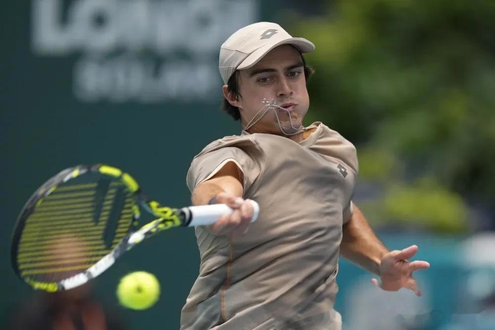 关于西班牙网球队爆冷英国网球队，兹维列夫送出助攻的信息