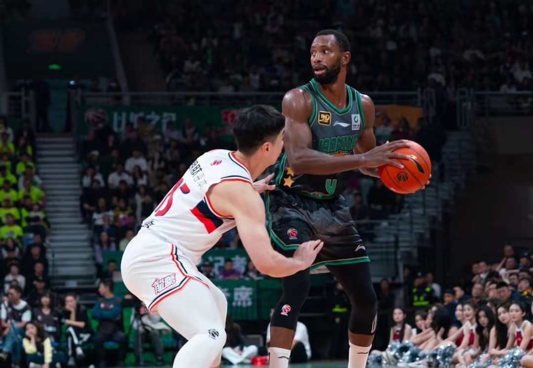 青岛队碾压灰熊，周琦带队取胜